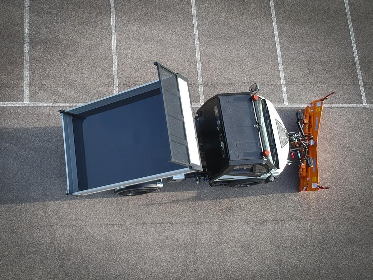 Снегоуборочный автомобиль коммунальных служб