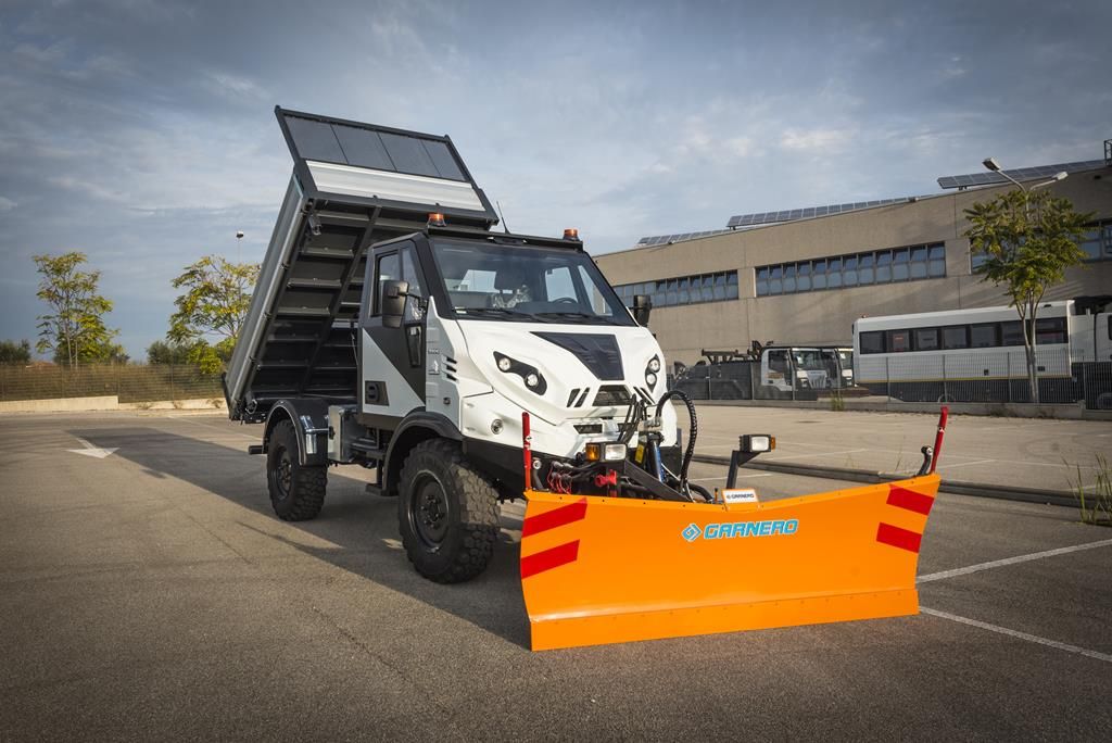 Снегоуборочный автомобиль коммунальных служб