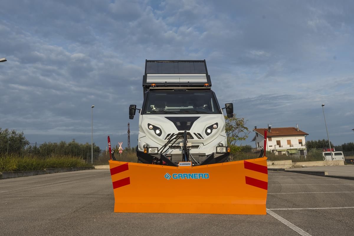 Снегоуборочный автомобиль коммунальных служб